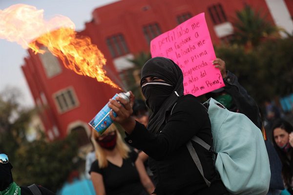 Sheinbaum exhibe #VIDEOS de acciones violentas durante marcha por 25N