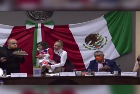 Diputada celebra cumpleaños de su hija en pleno Congreso de Hidalgo #VIDEO
