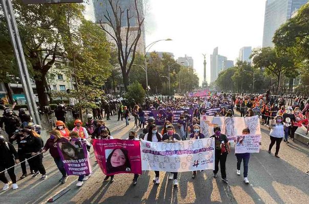 En CDMX, Mil 500 personas participaron en Marcha 25N y hubo 17 lesionados
