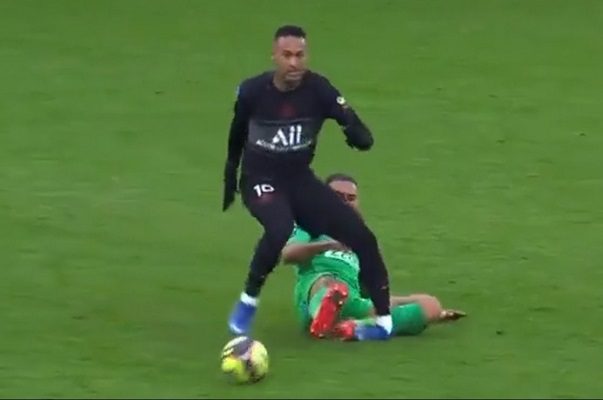 Así fue la aparatosa lesión que sufrió Neymar contra el Saint-Étienne #VIDEO