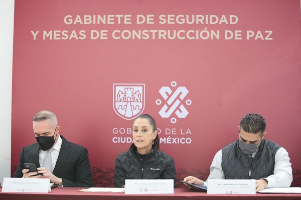 Sin "alerta por Ómicron", Sheinbaum asegura vigilancia en el AICM