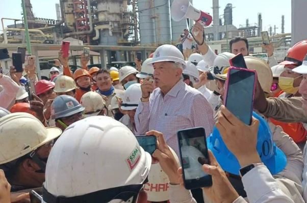 AMLO presume rehabilitación de refinería de Salina Cruz sin contratistas