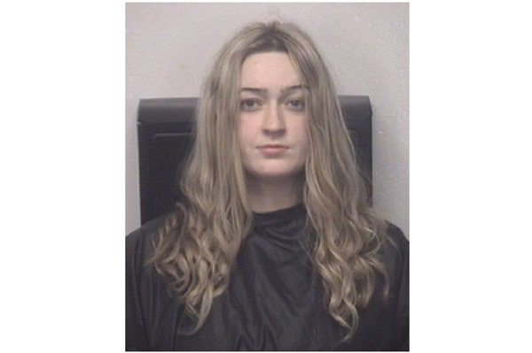 Maestra de 19 años es arrestada por enviar contenido sexual a alumnos, en EU