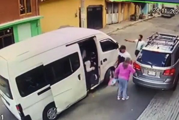 Durante asalto, pasajeros descienden de combi pero los vuelven a subir, en Iztapalapa
