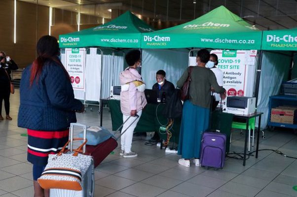 Reino Unido llama a reunión urgente del G7 ante aumento de casos de Ómicron