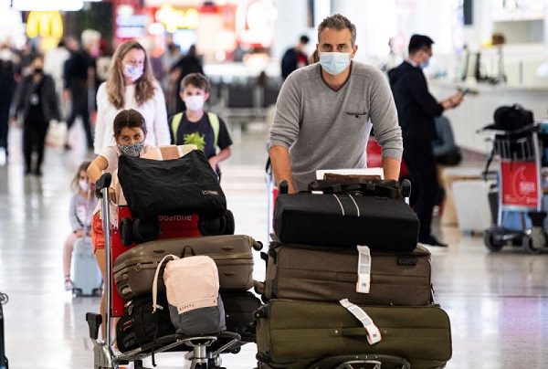 Australia suspende reapertura de fronteras tras contagios de variante Ómicron