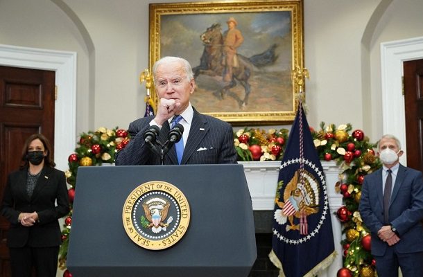 Ómicron es “motivo de preocupación, no de pánico”, dice Biden y llama a vacunarse