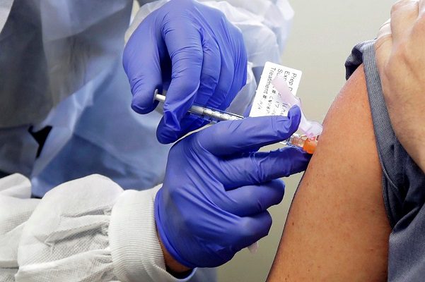 Por Ómicron, Reino Unido aplicará vacuna de refuerzo a todos los adultos