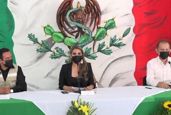 Evelyn Salgado aparece en acto oficial con una bandera modificada