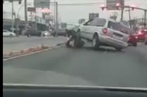 En plena calle, conductor intenta arrollar a motociclista en Monterrey #VIDEO
