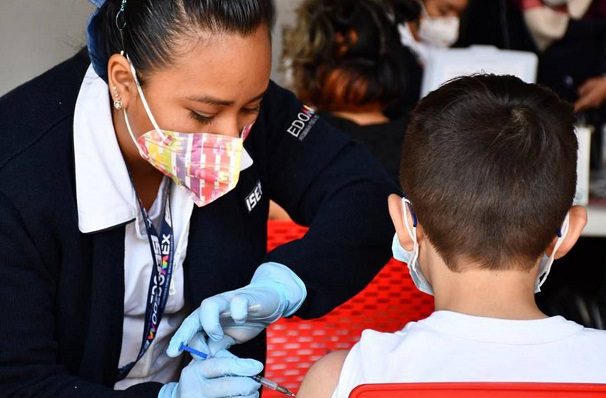 Edomex inicia nueva ronda de vacunación para menores de 15 a 17 años