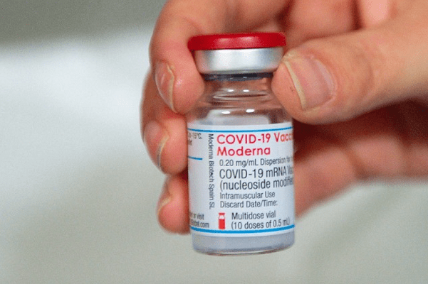 Moderna prevé que vacunas sean menos eficaces ante variante Ómicron