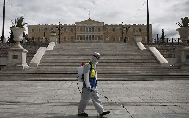 Grecia establece vacunación obligatoria o multa mensual mayores de 60 años