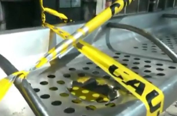 Bomberos rescatan a hombre con dedos atorados en banca de parabús #VIDEO