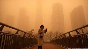 Beijing cierra parques y carreteras por densa nube de contaminación