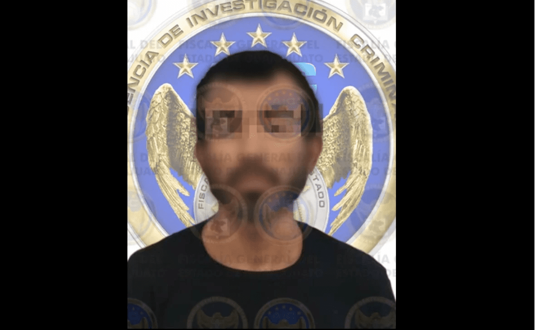 Hombre entierra a su hijo dentro de maleta en patio de su casa