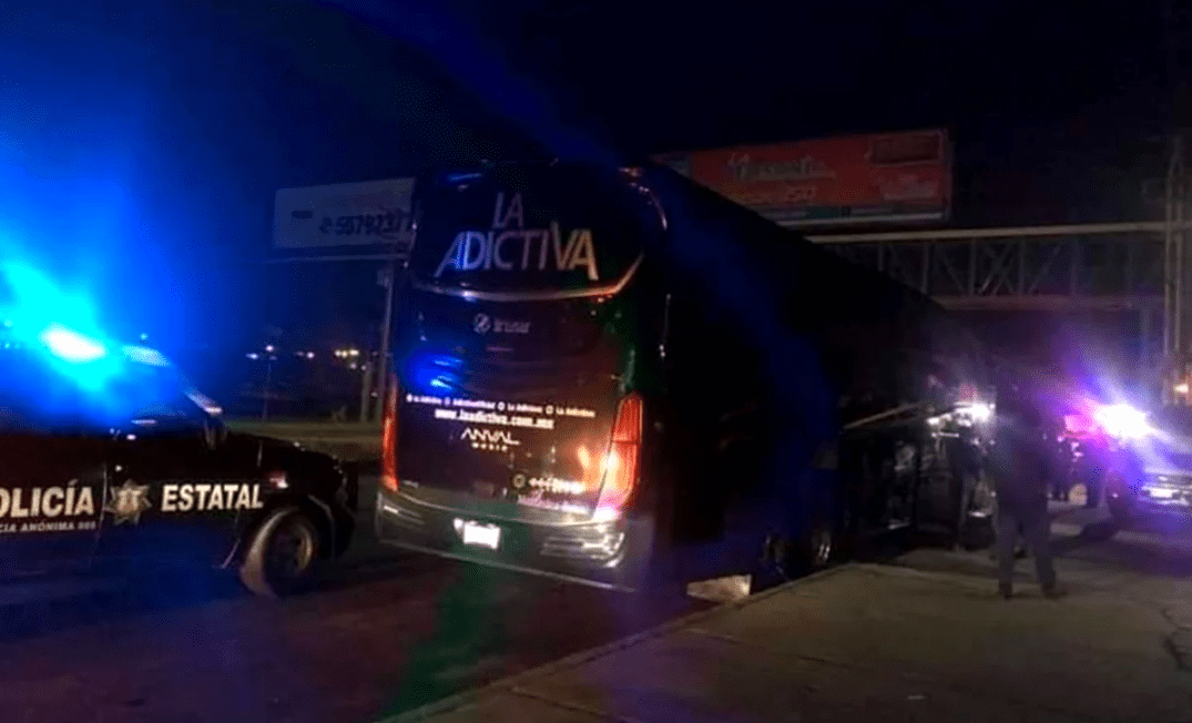Balacean autobús de banda La Adictiva en carretera de EDOMEX