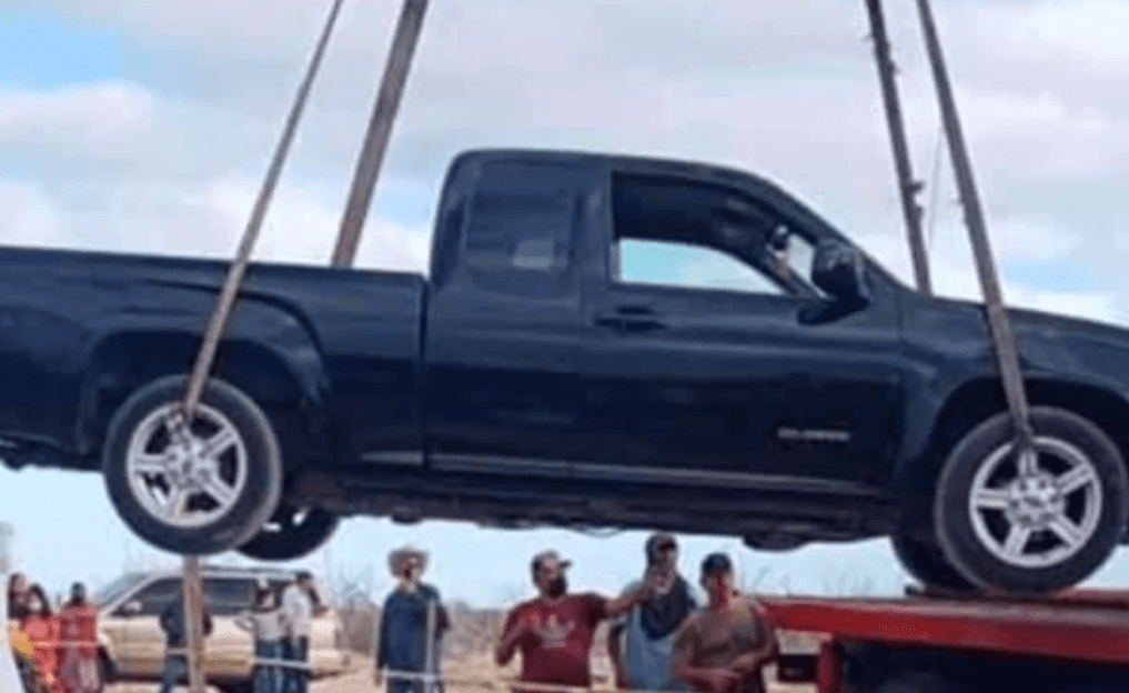 Hombre pide llevarse sus pertenencias y lo entierran con todo y camioneta