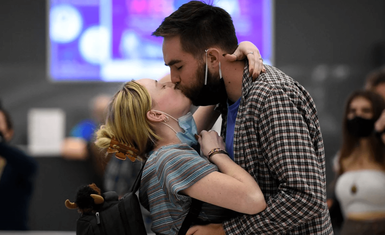 Familias se reencuentran entre lágrimas y abrazos tras apertura de fronteras