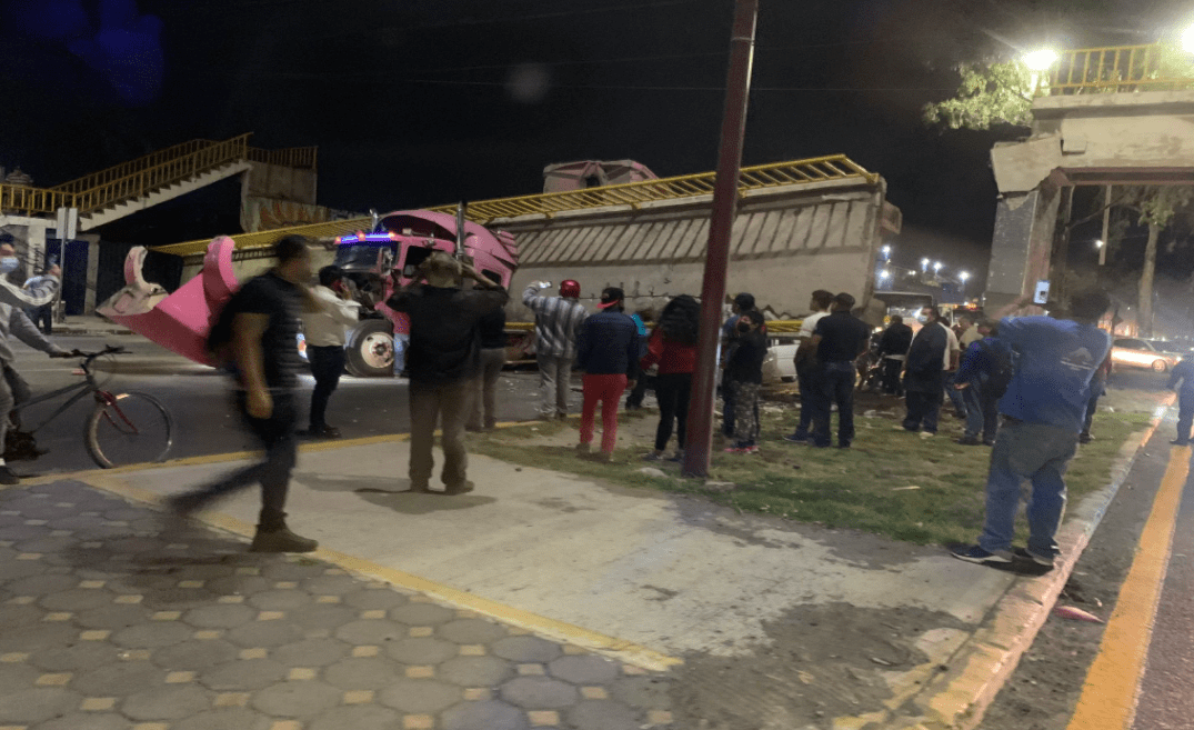 Tráiler derrumba puente peatonal y queda aplastado en Texcoco #VIDEOS