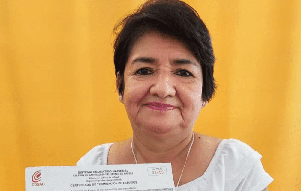 Mujer de 58 años concluye su bachillerato tras vencer el cáncer