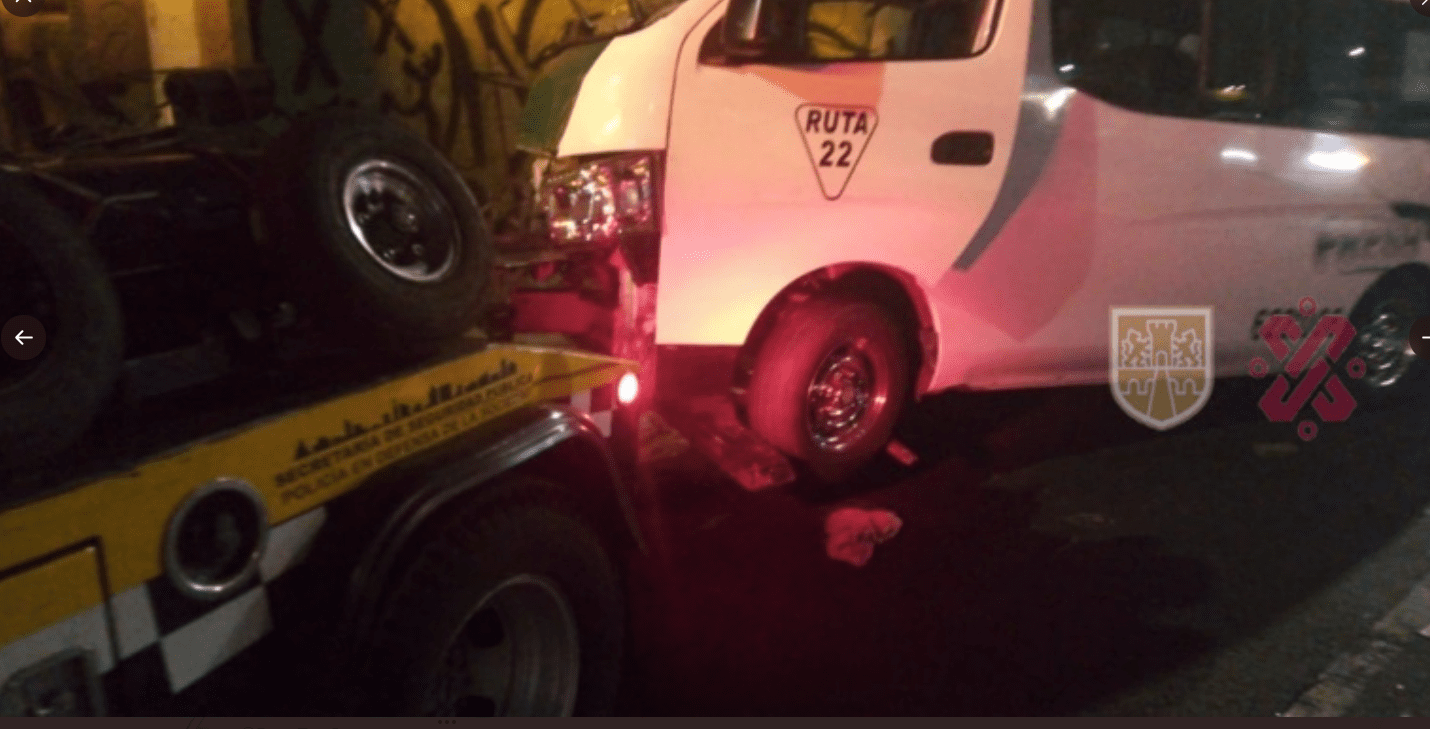 Pasajera queda prensada tras choque de combi en Churubusco