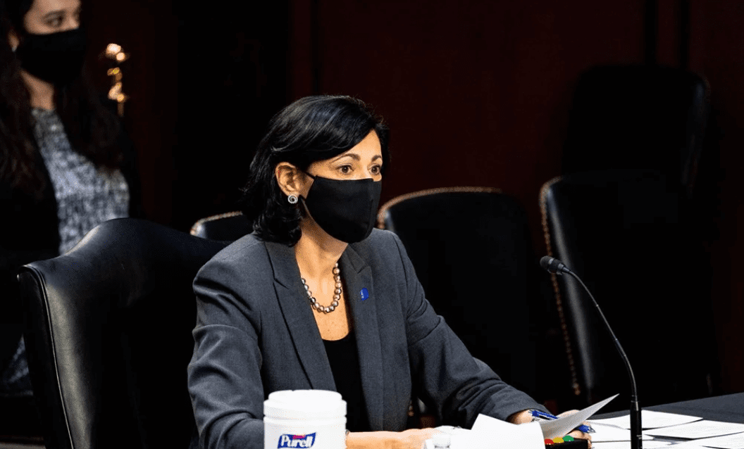 EU aprueba tercera dosis para adultos mayores de Pfizer y Moderna