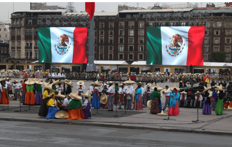 AMLO encabeza desfile de Revolución Mexicana, primer acto masivo