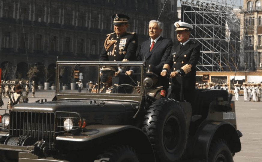 Lanzan consignas en apoyo a AMLO tras finalizar desfile de Revolución