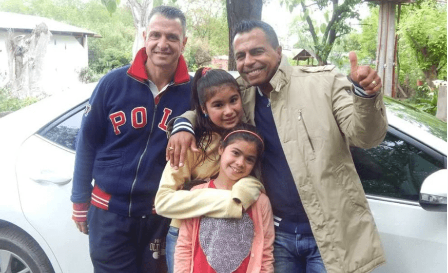 Pareja gay en Argentina adopta a dos hermanas para no separarlas