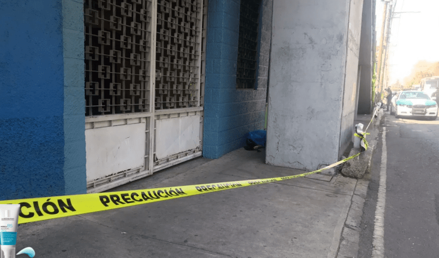 Ciclista muere al caer de puente peatonal en Calzada Ignacio Zaragoza