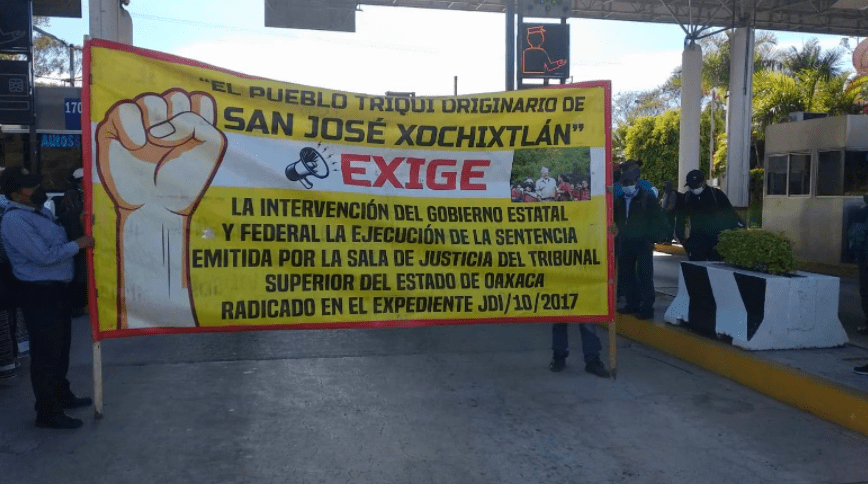 Mueren joven herido en caseta de Oaxaca; habitantes de triquis protestan