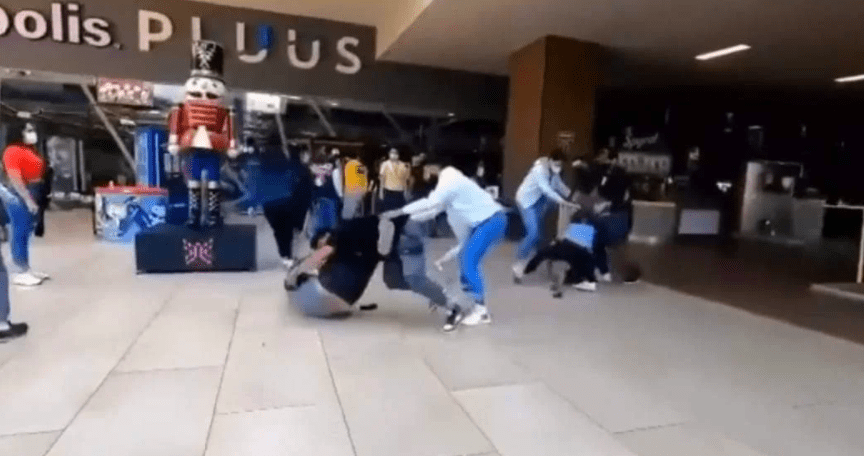 Pelea por boletos para Spiderman acaba en golpes #VIDEO