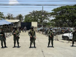 Militares y policías toman el control de la cárcel de Ecuador