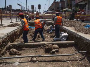 Hallan restos de cementerio prehispánico bajo una calle de Lima