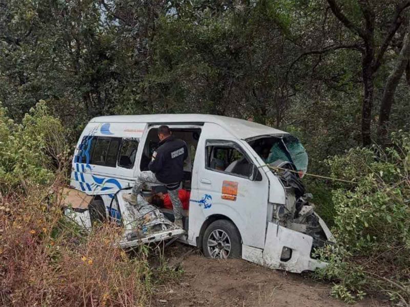 Choque entre un tráiler y una combi en Estado de México