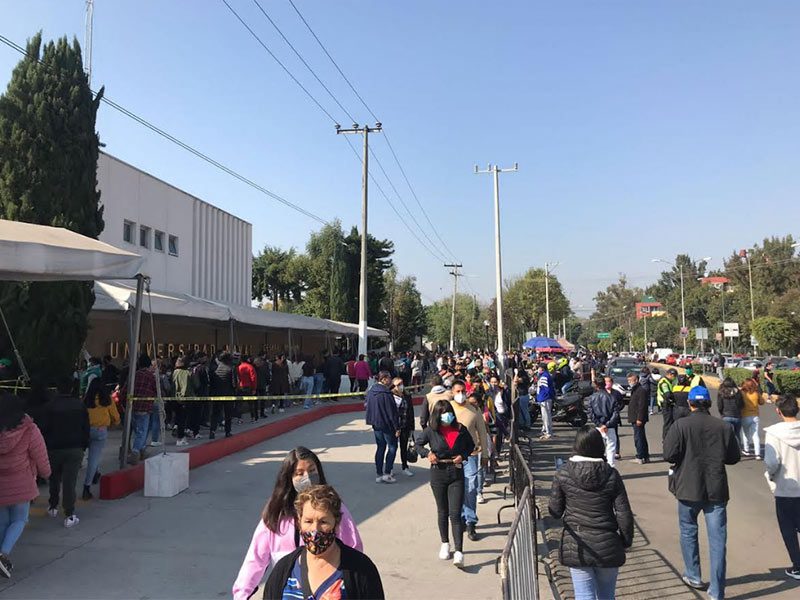 Jóvenes en el macromódulo de vacunación en Coyoacán