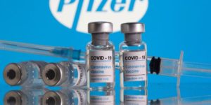 Pfizer estudia eficacia de su vacuna anticovid contra Ómicron