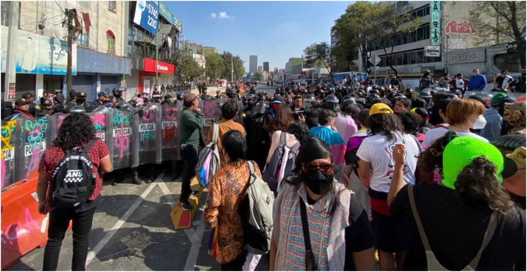 Policías de la CDMX encapsulan a miembros de la comunidad Trans