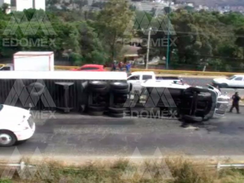 Volcadura de tráiler en Tlalnepantla