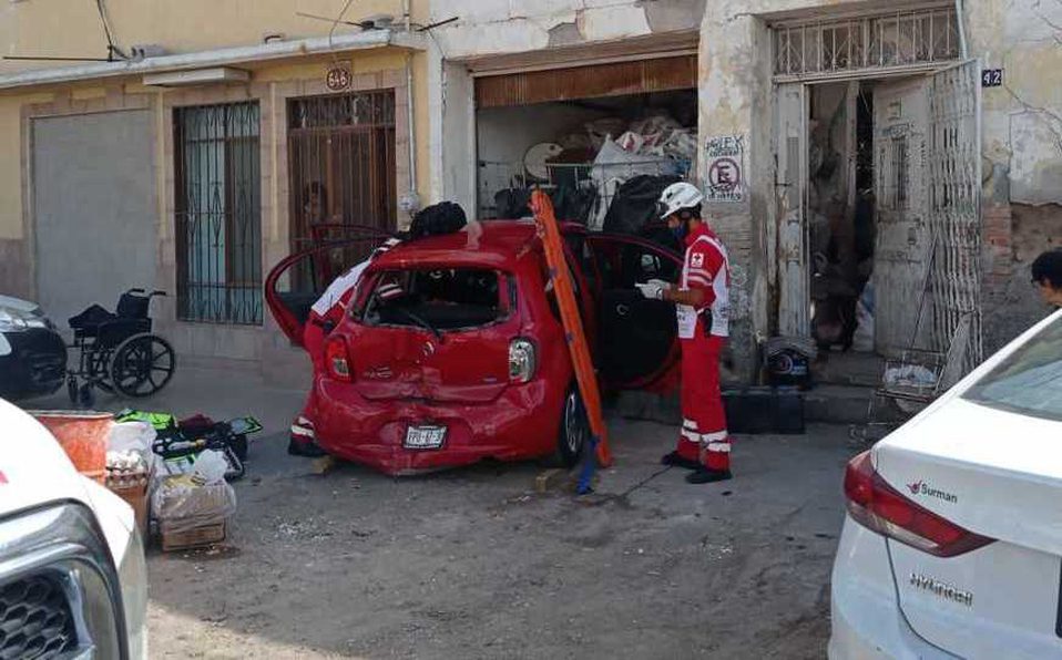 Adulto mayor se equivoca de pedal y termina estrellado contra 2 casas