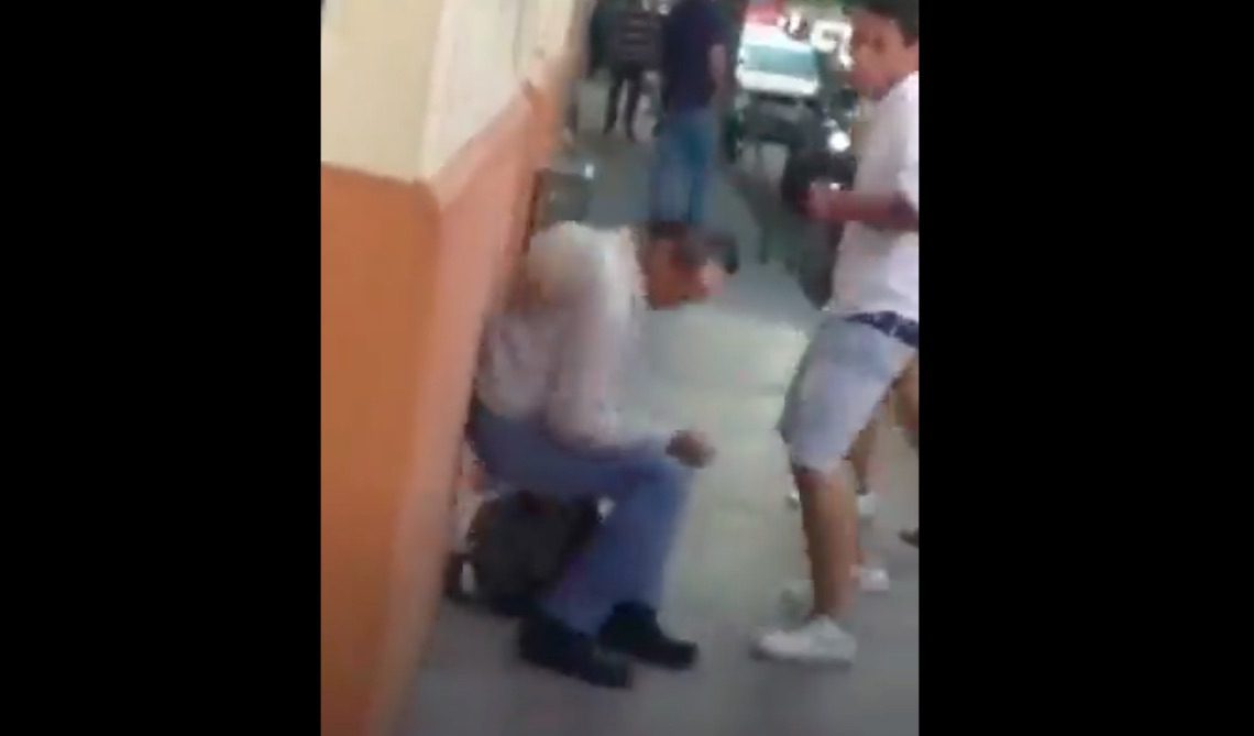 Detienen a jóvenes que golpearon a adulto mayor en Guadalajara