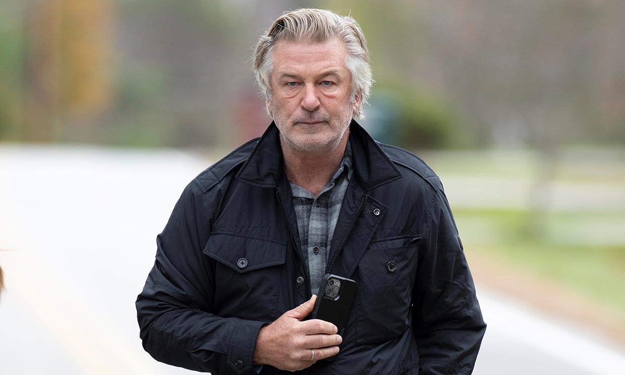 Alec Baldwin contrata a exfiscal federal para enfrentar demanda de tiroteo