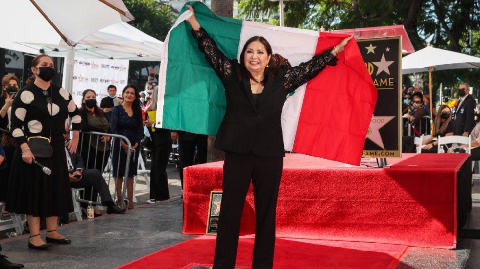 Ana Gabriel devela estrella en paseo de la fama en Hollywood