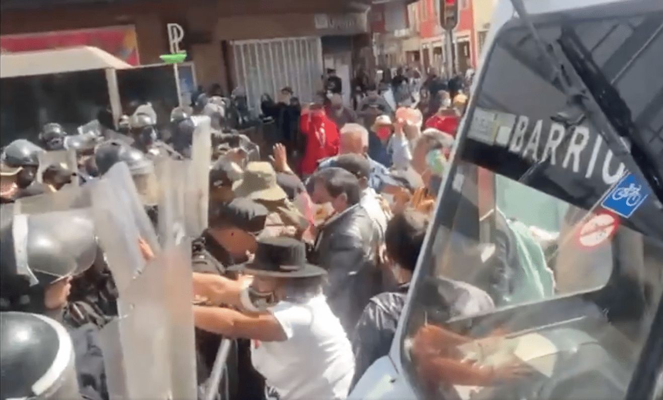 Asamblea de Barrios se enfrentan a policías en Centro Histórico