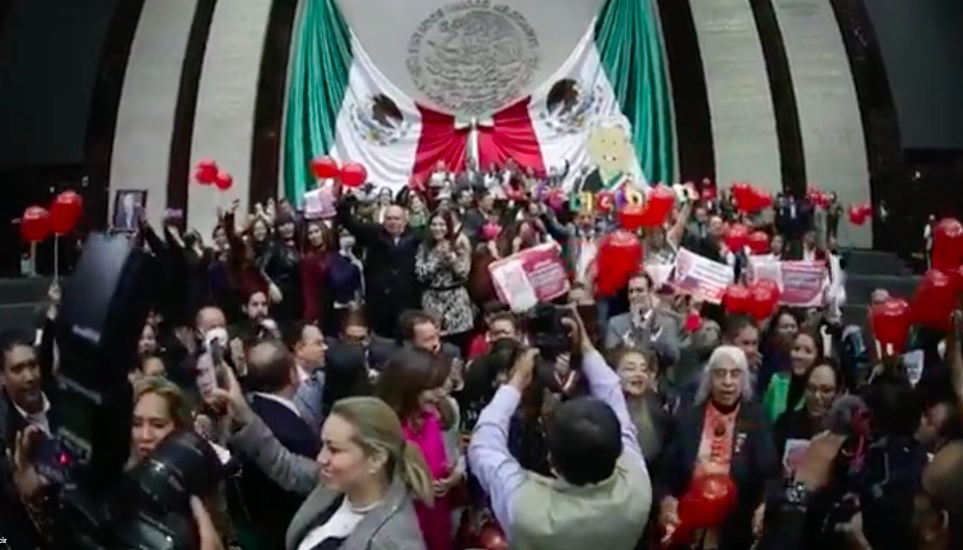 Diputados toman tribuna para celebrar cumpleaños de AMLO #VIDEO