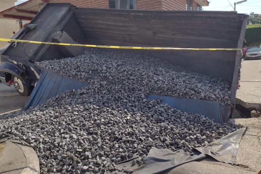 Camión que transportaba grava cae en socavón de Tampico