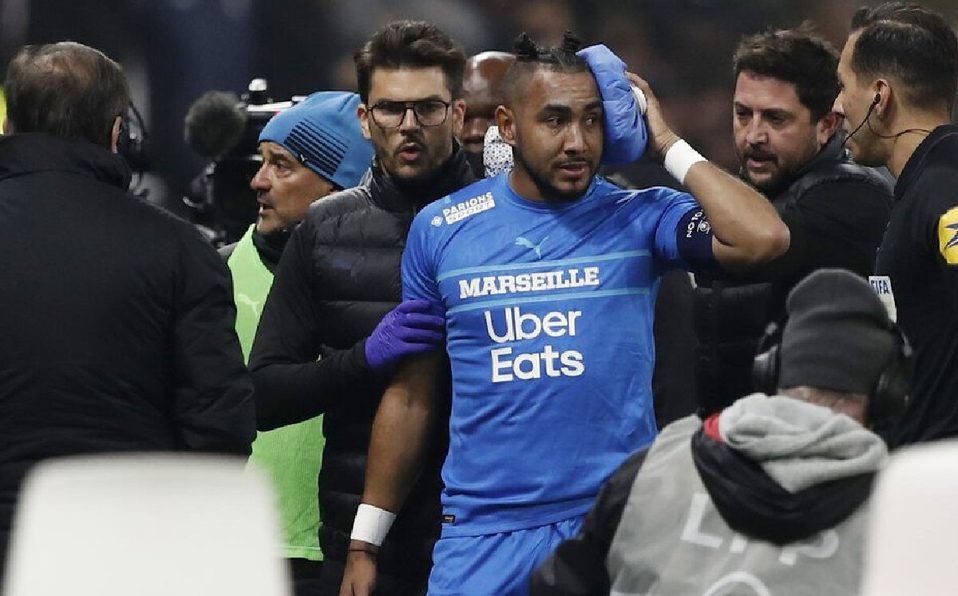 Sujeto que agredió a Dimitri Payet es vetado del estadio del Olympique de Lyon
