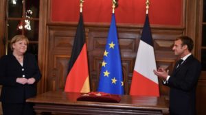 Angela Merkel se despide de Francia con honores