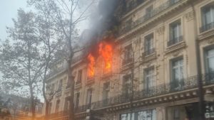 Incendio consume parte de edificio en París #VIDEO